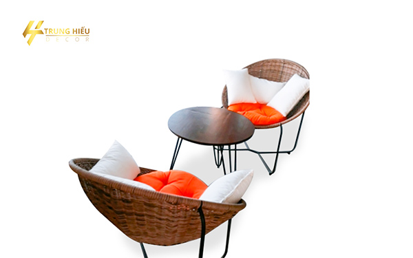 Mẫu bàn ghế dành cho ban công thiết kế nhỏ gọn với chất liệu giả mây bền bỉ, khả năng chịu nhiệt tốt