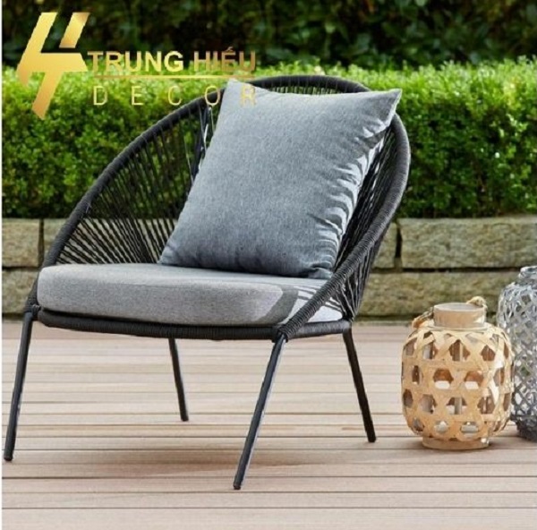 Bàn ghế cà phê sân vườn với thiết kế đơn giản nhưng tinh tế